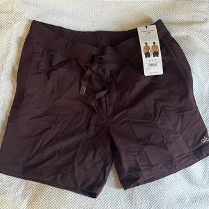Alo Yoga regenerate short medium nwt oxblood
